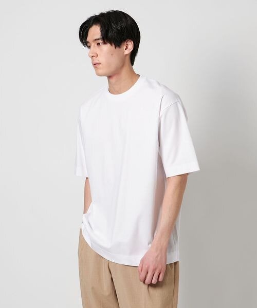 Tシャツを着た男性