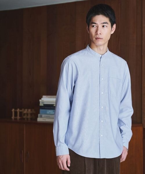 バンドカラーシャツを着た男性