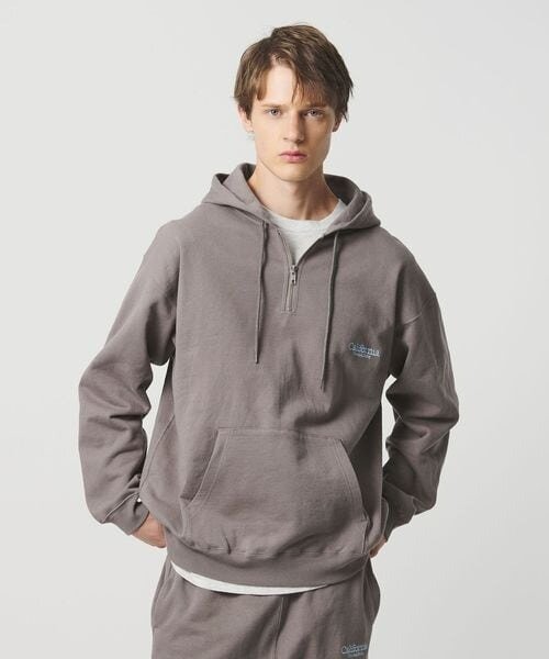 フーディを着た男性