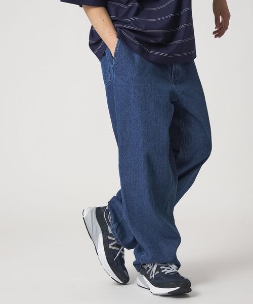 デニムパンツをはいた男性