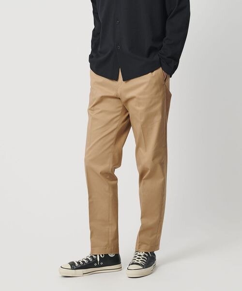 チノパンツをはいた男性