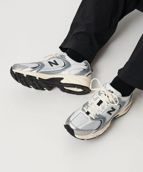 ハイテクスニーカーを履いた男性