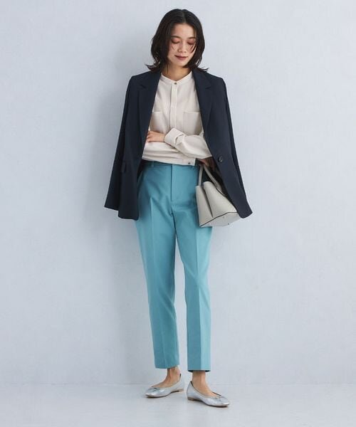 シャツにパンツをあわせた女性