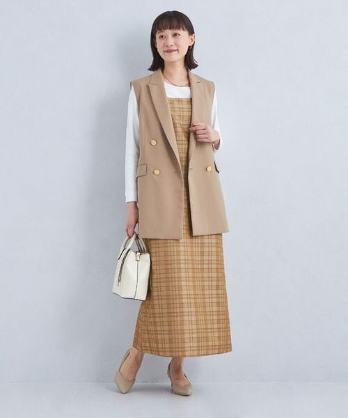 チェック柄のキャミワンピースを着た女性