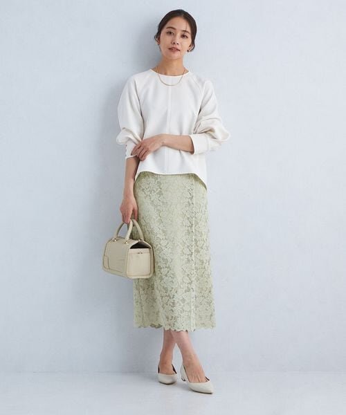 レーススカートをはいた女性