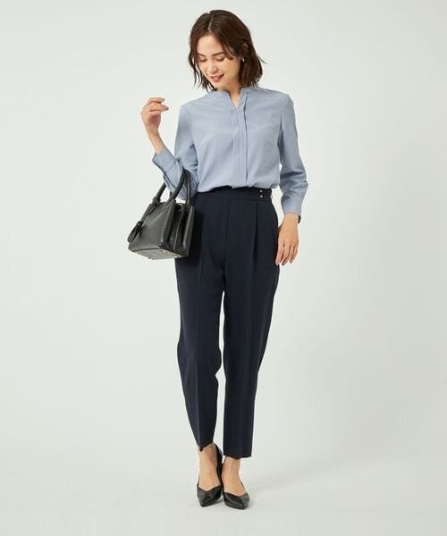 オフィスカジュアルのコーデの女性