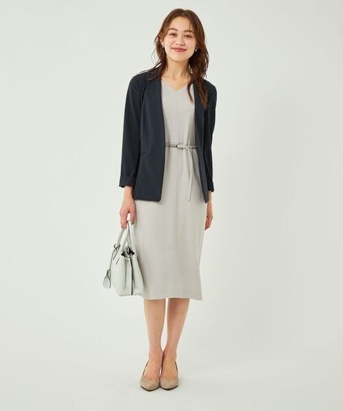 テーラードジャケット×ワンピースを着ている女性