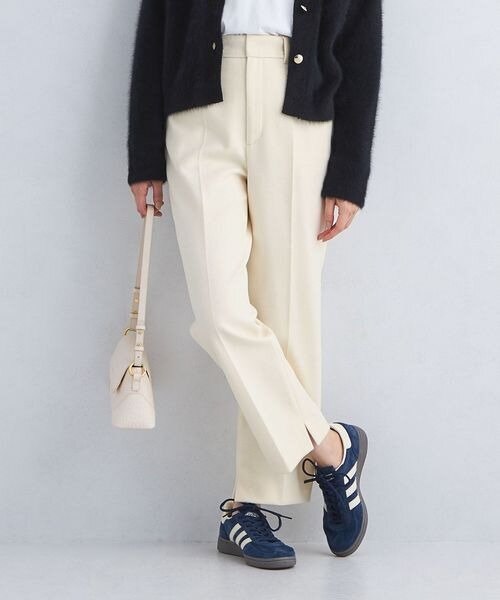 ローカットスニーカーを履いている人の足もと