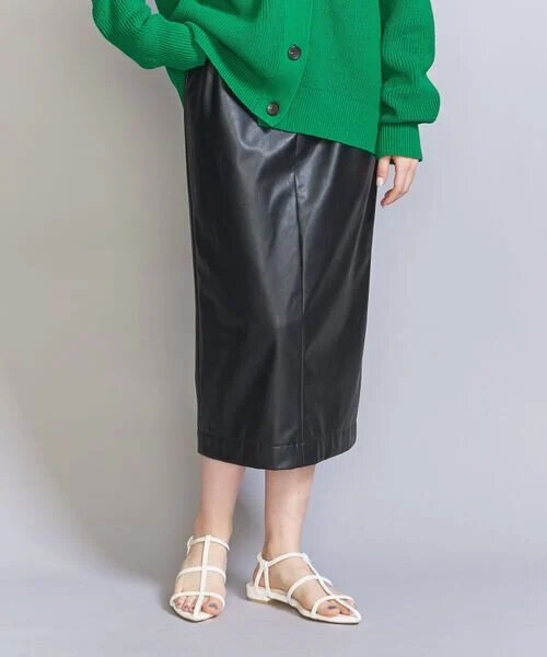 スカートをはいた女性