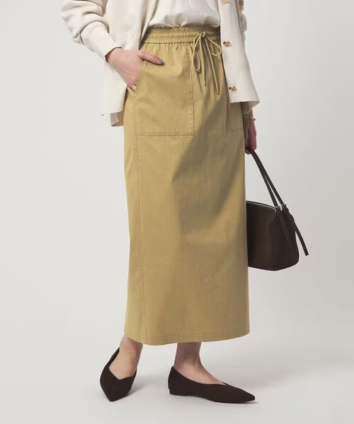 スカートをはいた女性