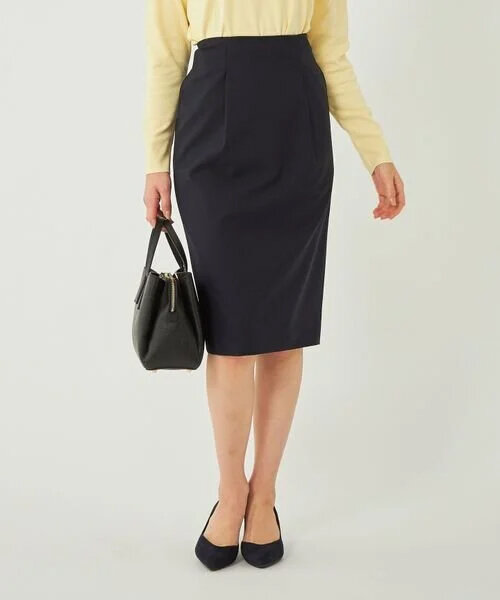 スカートをはいた女性