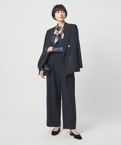 パンツをはいた女性