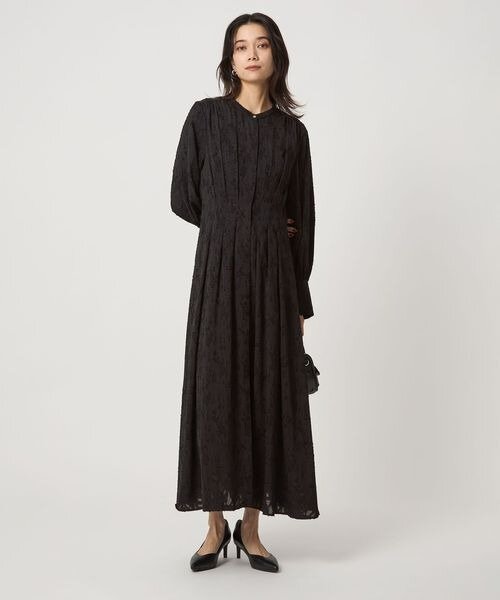 ロング丈のワンピースを着た女性