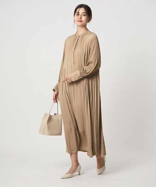 ベージュのワンピースを着た女性