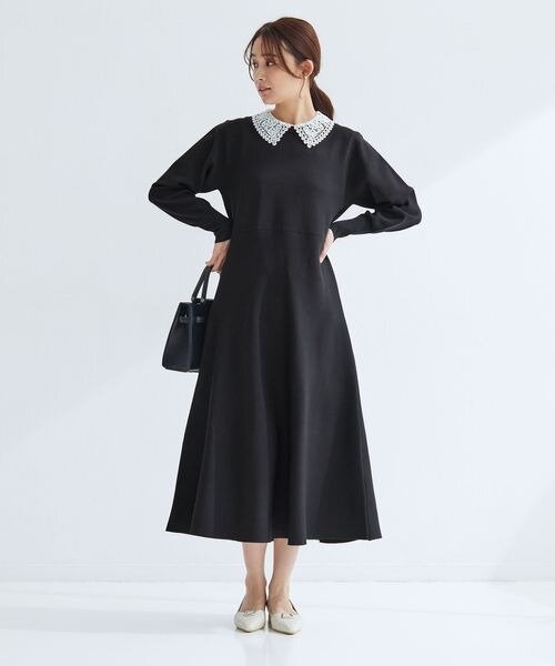 ニットワンピースを着た女性