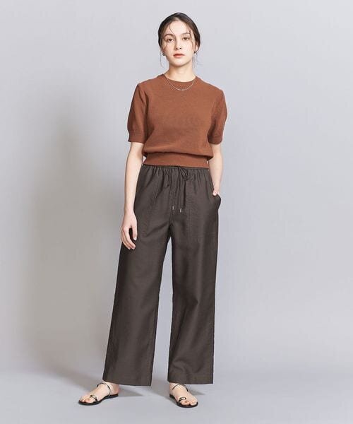 モカブラウンのパンツをはいた女性