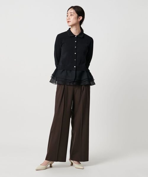 ダークブラウンのパンツをはいた女性