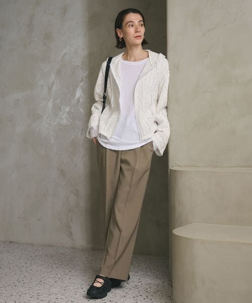 ストレートシルエットのパンツをはいた女性