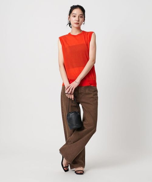 ブラウンのデニムパンツをはいた女性