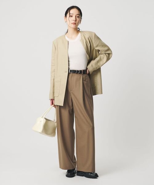 パンツにジャケットをあわせた女性