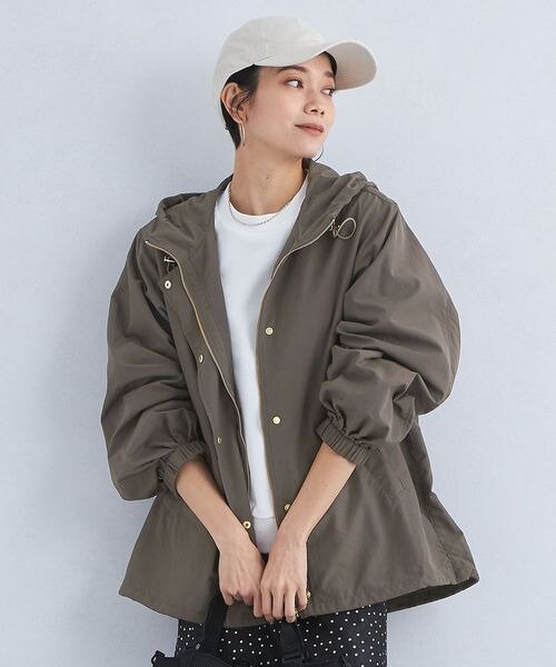 ブルゾンを羽織っている女性