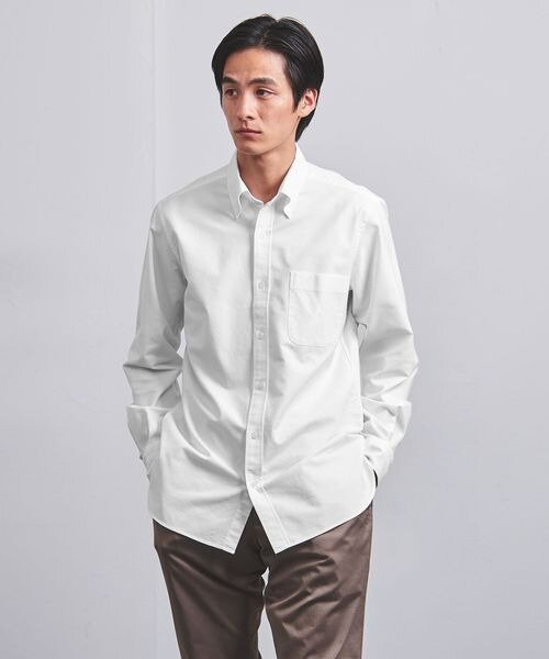 白のシャツを着た男性