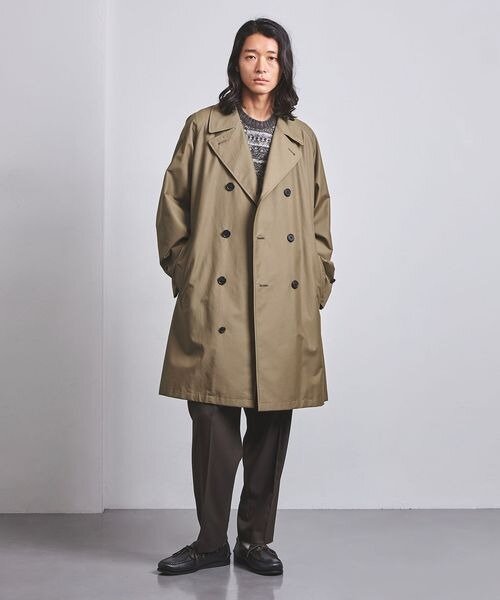 トレンチコートを着た男性