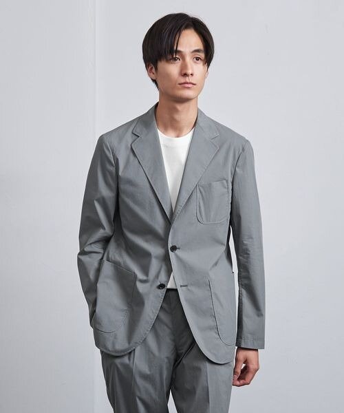 テーラードジャケットを着た男性