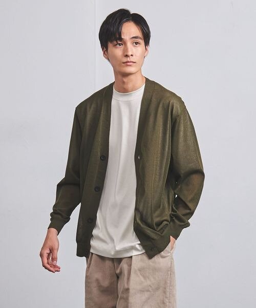 カーディガンを着た男性