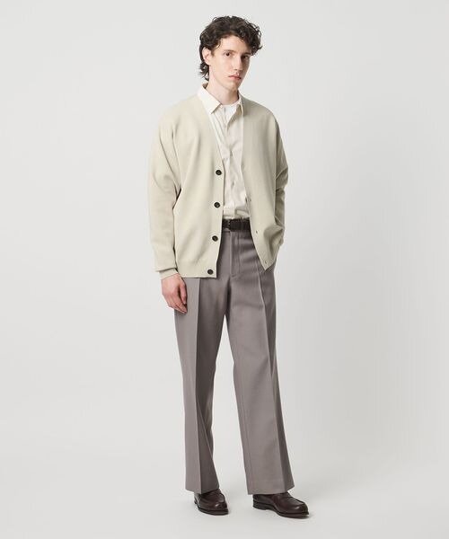 オフィスカジュアルの男性