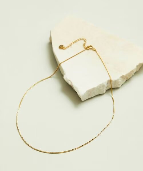 ストーンの上に置かれたシンプルなネックレス