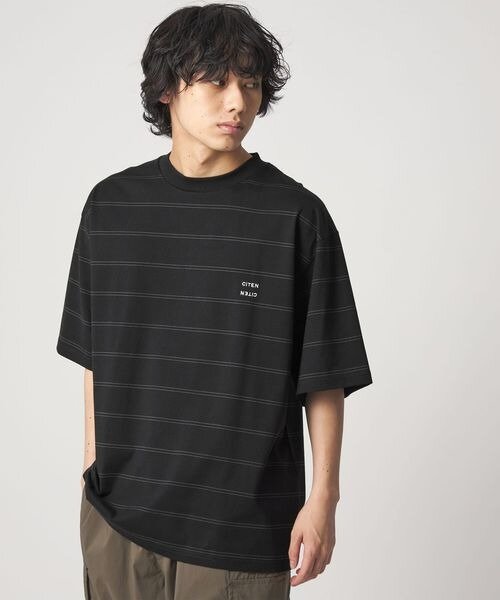 半袖のTシャツを着た男性