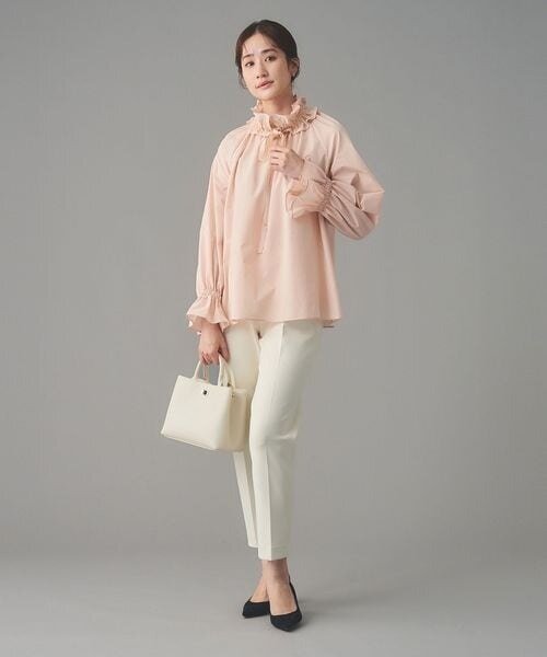 ライトピンクのブラウスを使ったオフィスカジュアルコーデ