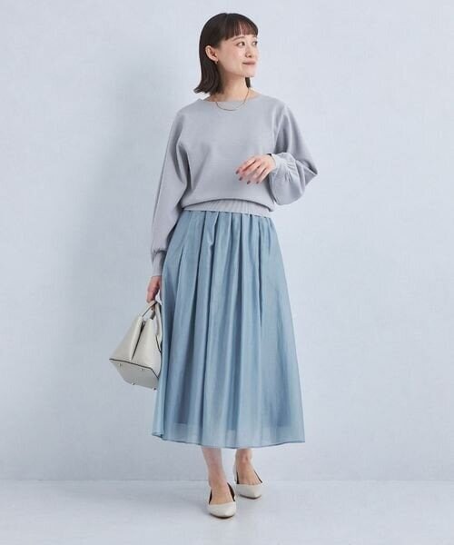 ライトブルーのスカートを使ったオフィスカジュアルコーデ
