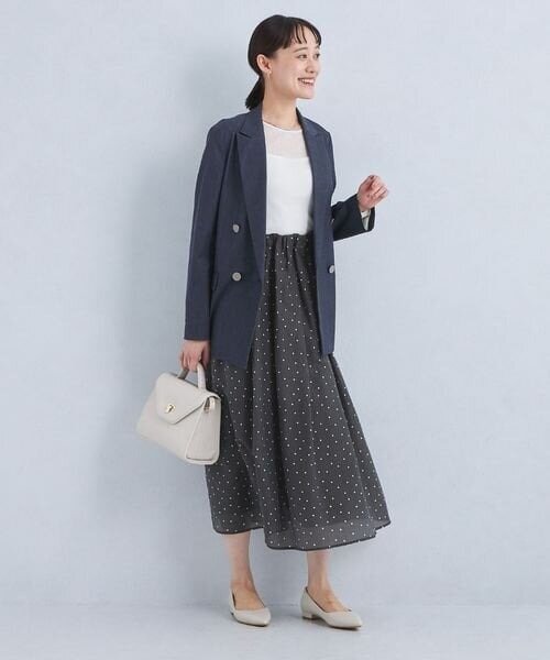 ドット柄のスカートを使ったオフィスカジュアルコーデ