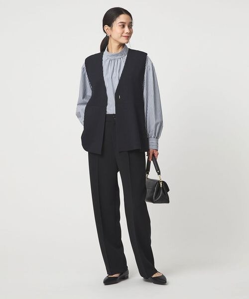 ストライプ柄のブラウスを使ったオフィスカジュアルコーデ