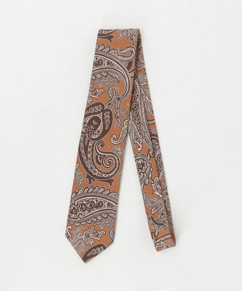 オレンジ色の大きなペイズリー柄のネクタイ