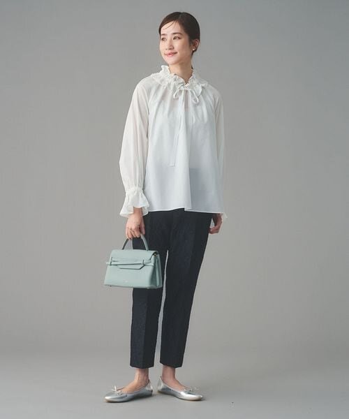 白のブラウスを着た女性