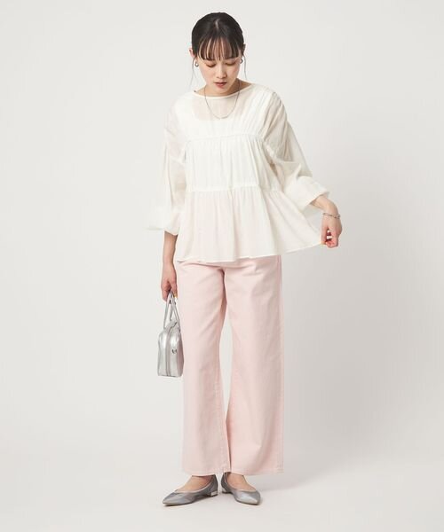 ピンクのパンツをはいた女性