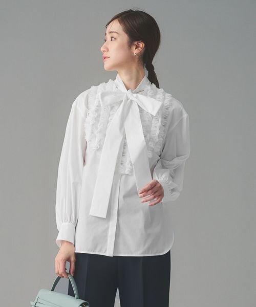 ボウタイブラウスを着た女性