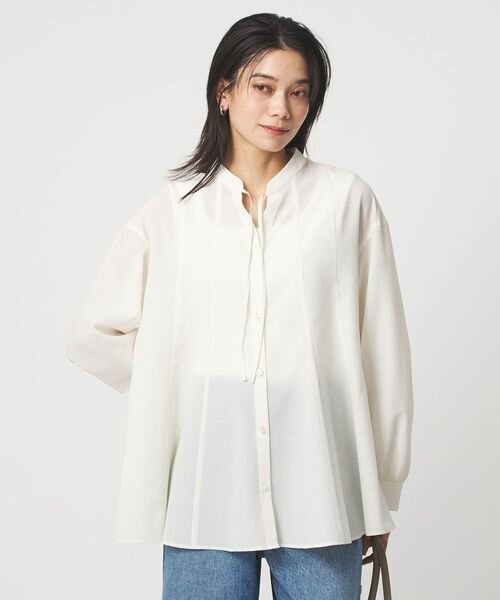 ボタンが付いたブラウスを着た女性