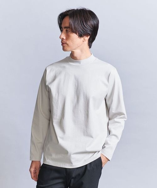 ナチュラルカラーの長袖Tシャツを着用している男性