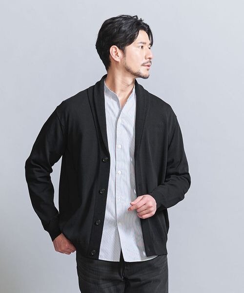 カーディガンを着用している男性