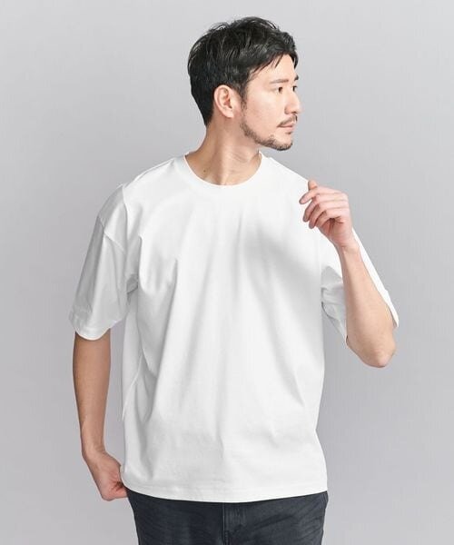 半袖シャツを着用している男性