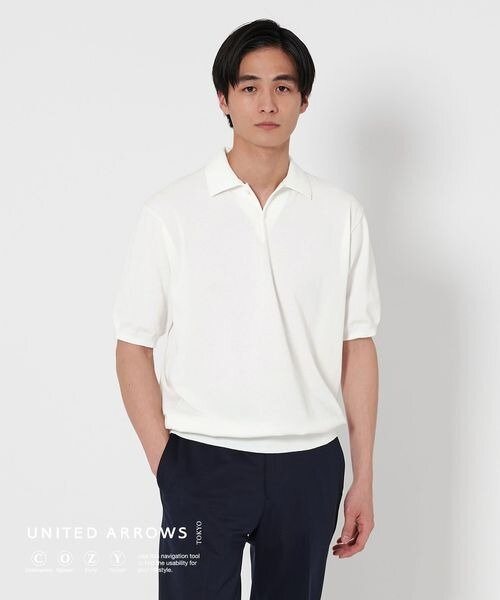 ポロシャツを着用している男性