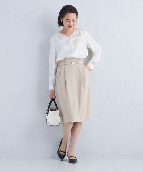 膝丈タイトスカートを着た女性