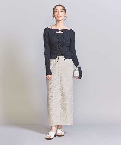 マキシ丈タイトスカートを着た女性