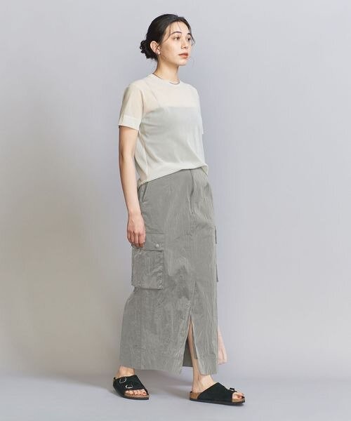 ナイロン素材のタイトスカートを着た女性