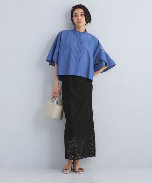 レースのタイトスカートを着た女性