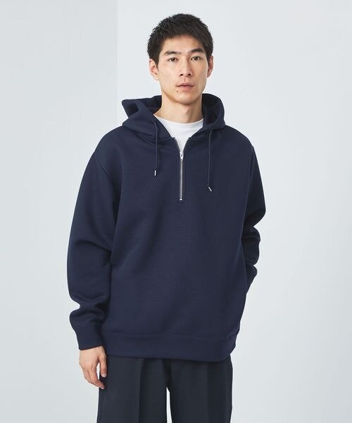 ジップパーカーを着た男性